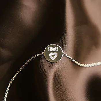 Bilde nummer 2 av Pan Jewelry, Armbånd i 925 forgylt sølv med hvite zirkonia og teksten "FOREVER FRIENDS"
