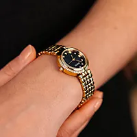 Bilde nummer 2 av Clara dameklokke i gullfarget stål med krystaller