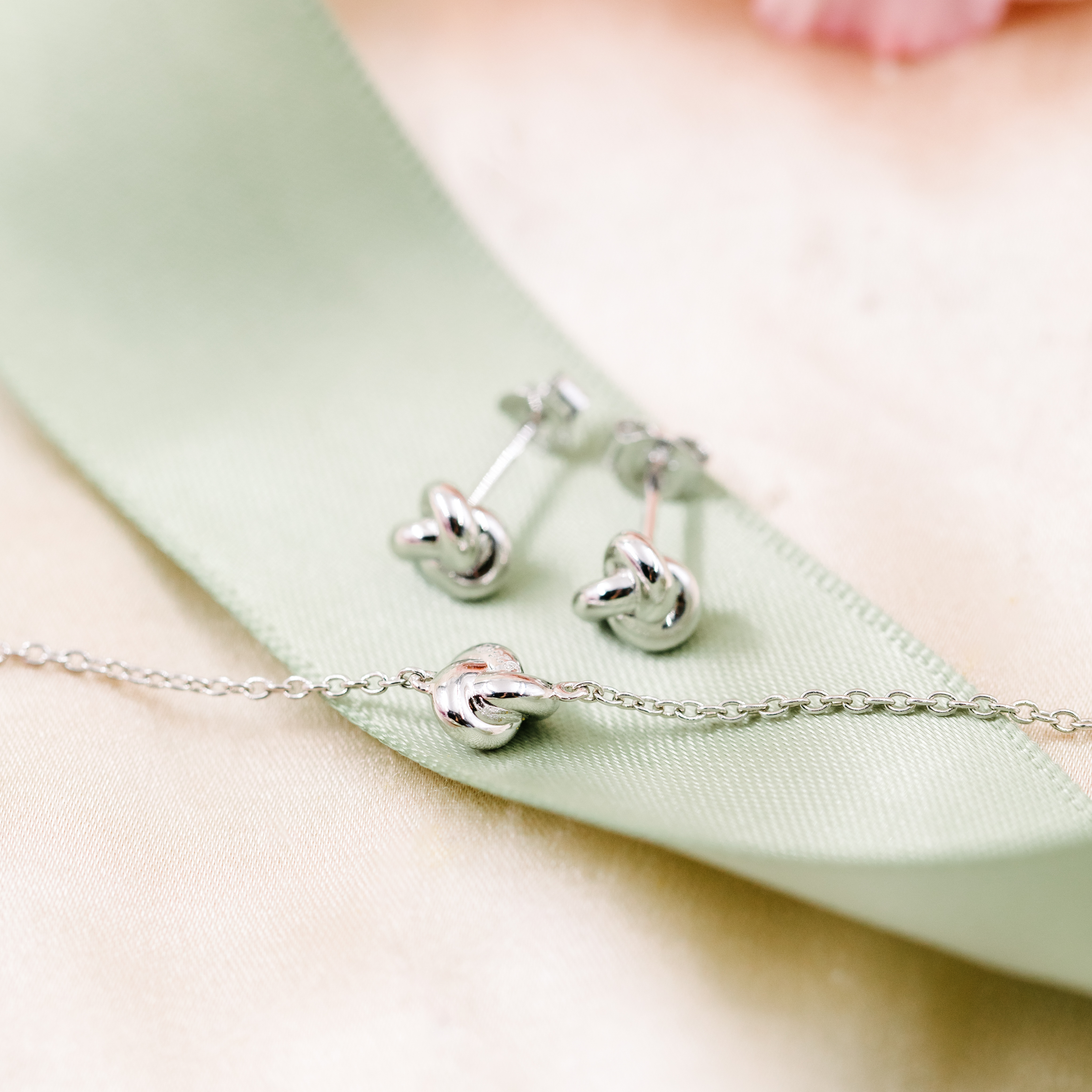 Bilde nummer 2 av Pan Jewelry, Smykkesett med øredobber og armbånd i 925 sølv med knute
