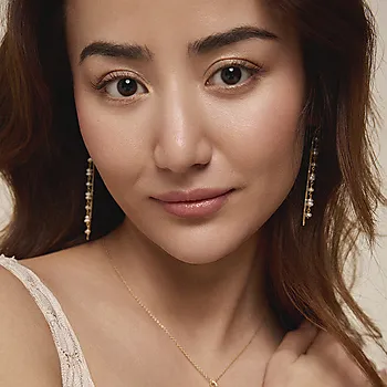 Bilde nummer 3 av Tide øredobber i 925 forgylt sølv med ferskvannsperler