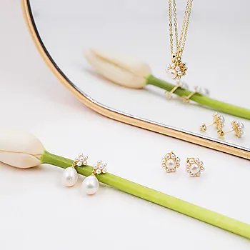 Bilde nummer 4 av Perleblomst øredobber i 925 forgylt sølv