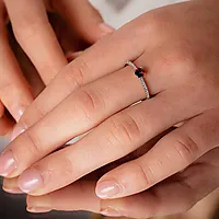Bilde nummer 2 av Diamantring i 585 gult gull 0,10ct med rhodolitt