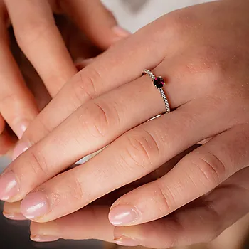 Bilde nummer 2 av Diamantring i 585 gult gull 0,10ct med rhodolitt