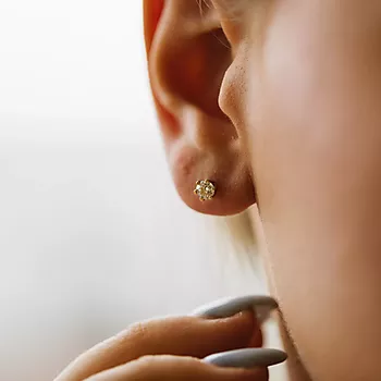Bilde nummer 2 av Olivia øredobber i 585 gult gull med diamant 0,50 ct