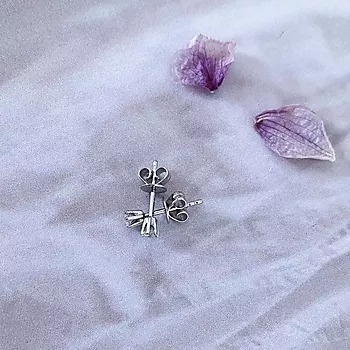 Bilde nummer 3 av Olivia øredobber i 585 hvitt gull med diamant 0,14 ct
