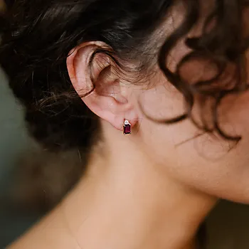 Bilde nummer 2 av Michelle diamantøredobber i 585 gult gull 0,08 ct med rhodolitt