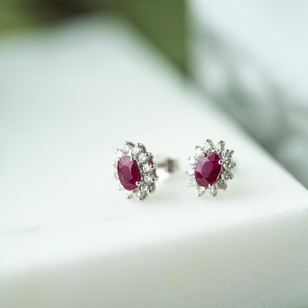 Bilde nummer 3 av Gold Collection, Øredobber i 585 hvitt gull med diamanter 0,48 ct og rubin