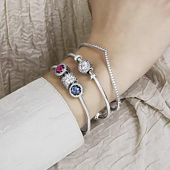 Bilde nummer 2 av Pandora Moments, Charm i 925 sølv med blå krystall