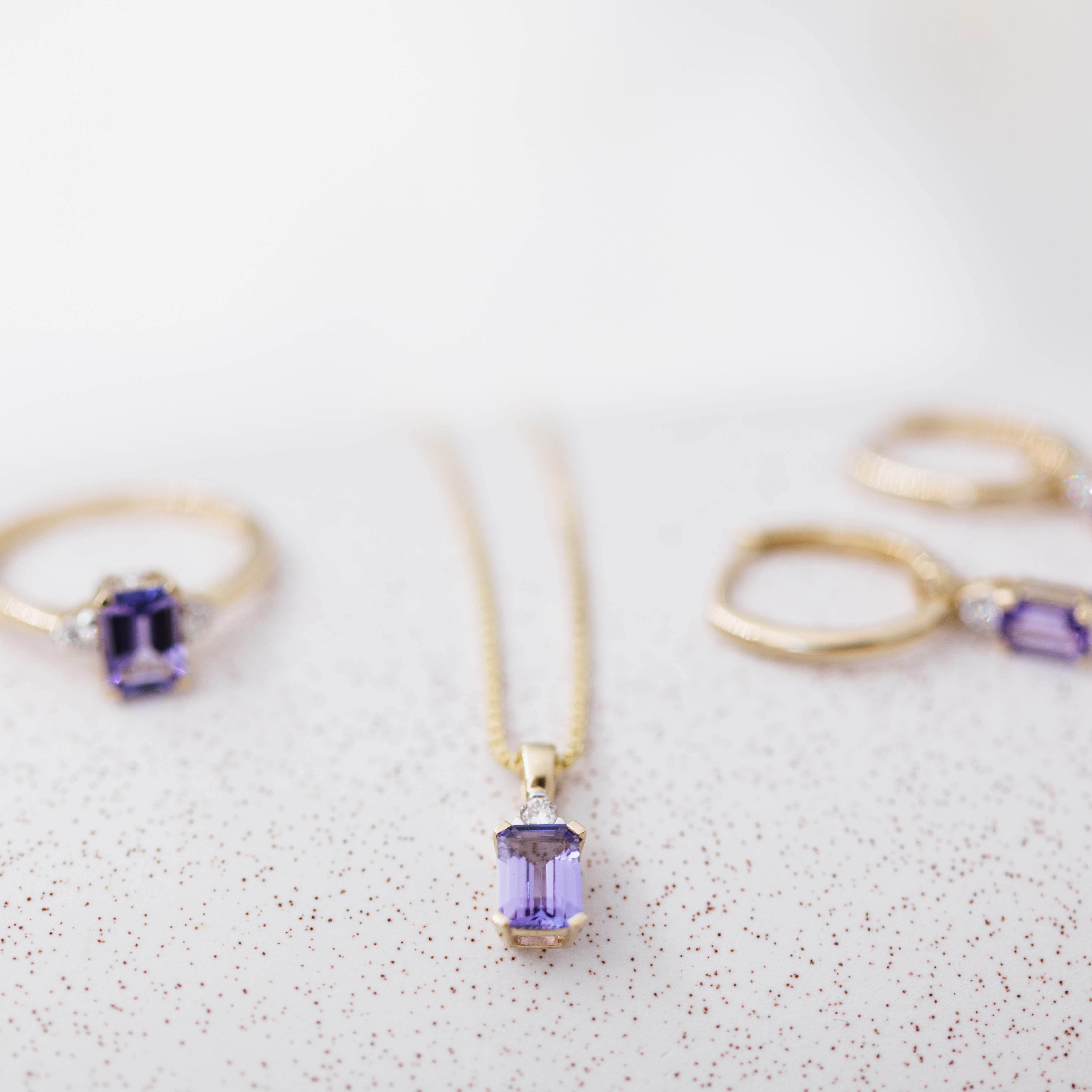 Bilde nummer 4 av Michelle smykke i 585 gult gull med diamant 0,05 ct og tanzanitt