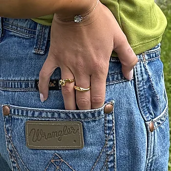 Bilde nummer 4 av Wave ring i forgylt stål