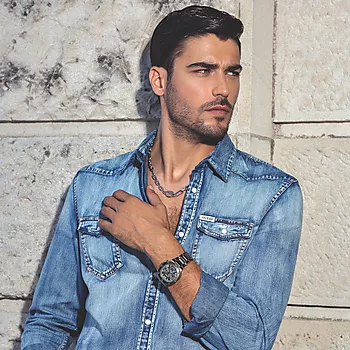 Bilde nummer 3 av Guess, Mens Work Life herreklokke i gråfarge med stållenke