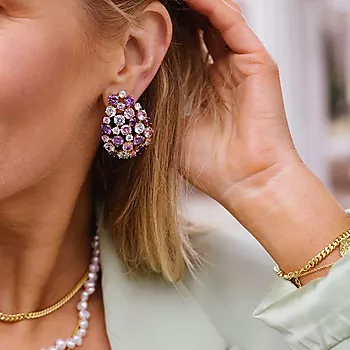 Bilde nummer 4 av Janne Formoe by Pan Jewelry, Store øredobber i 925 forgylt sølv med lilla, rosa og hvit zirkonia