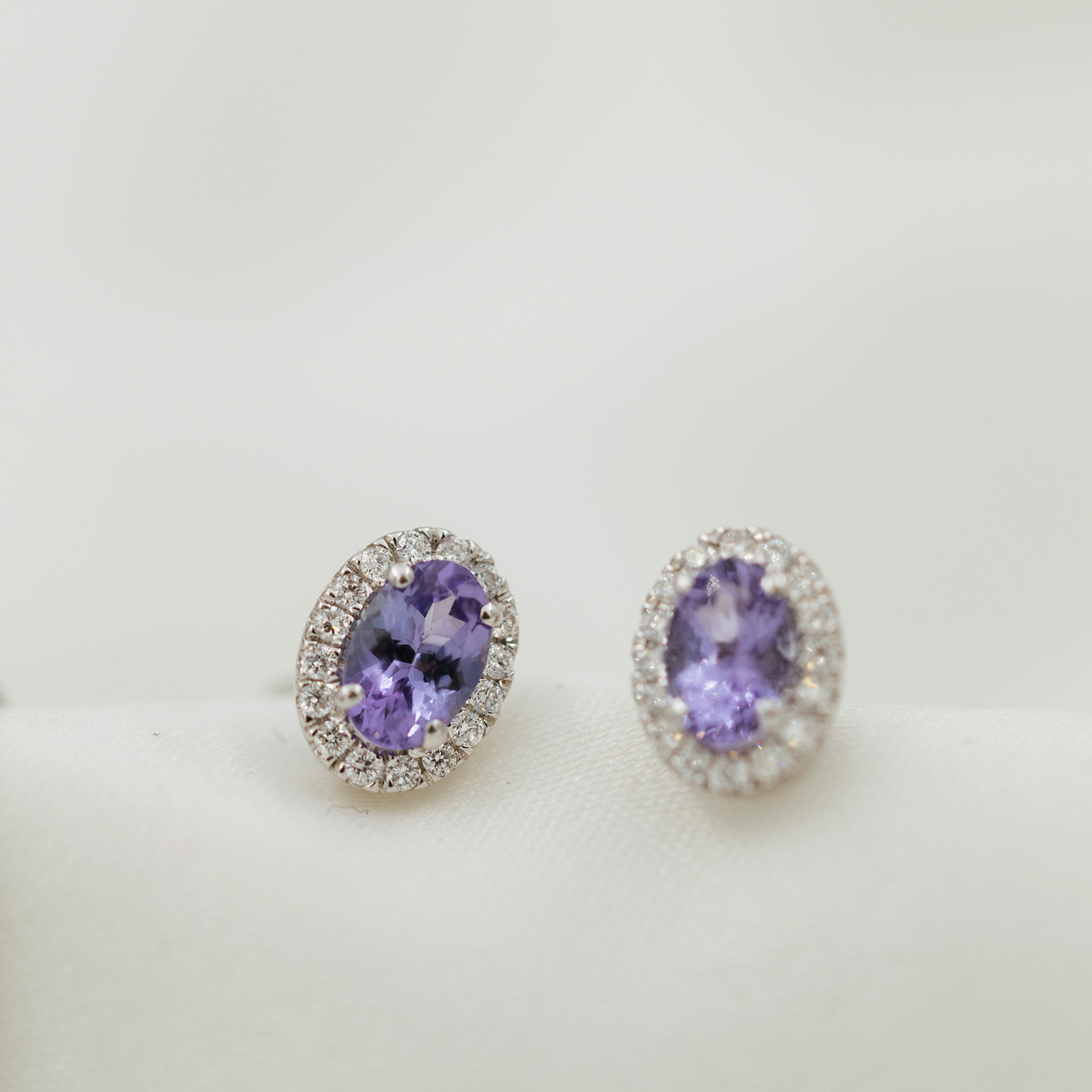 Bilde nummer 3 av Pan Jewelry, Øredobber i 585 hvitt gull med diamanter 0,17 ct og tanzanitt