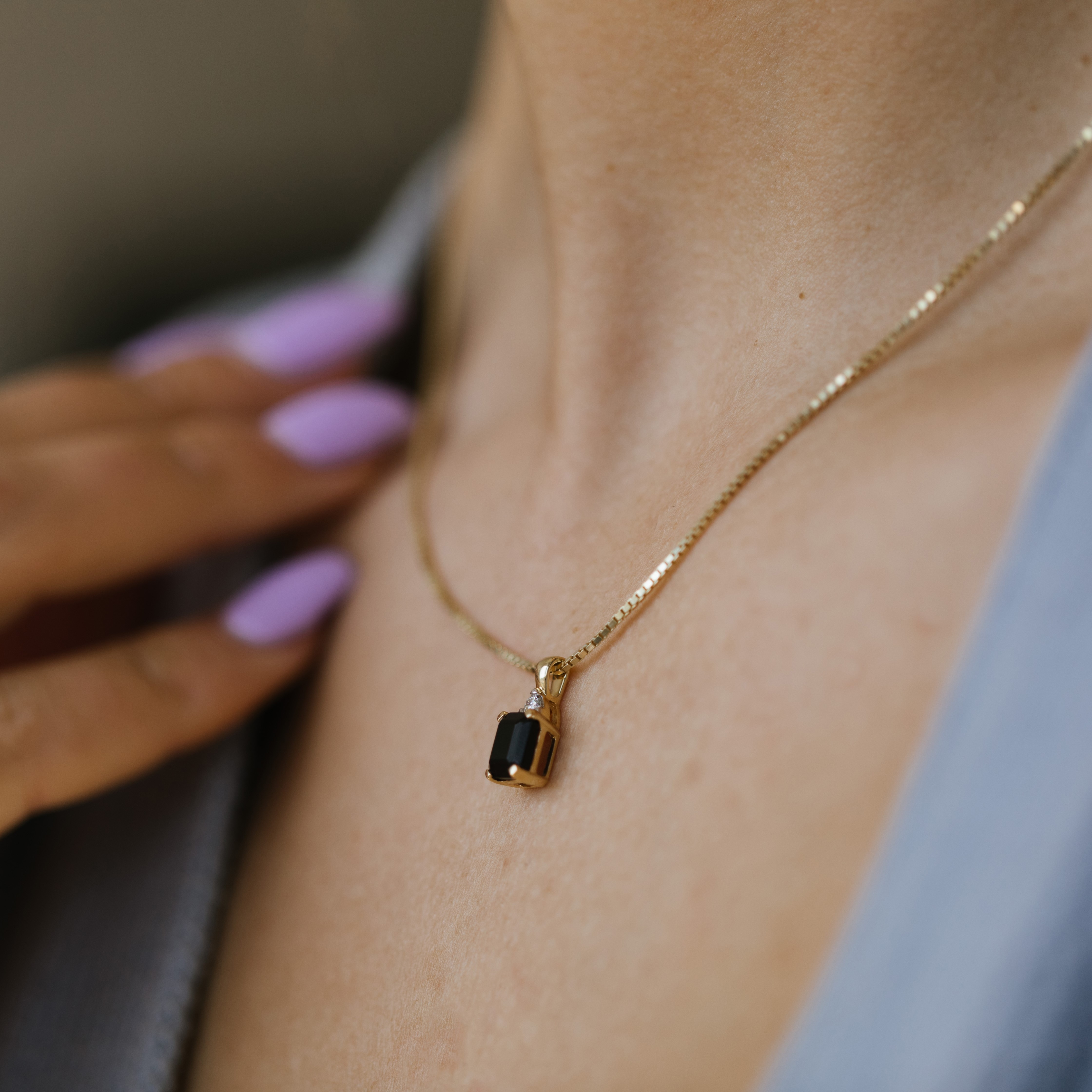 Bilde nummer 2 av Michelle smykke i 585 gult gull med diamant 0,06 ct og sort onyx
