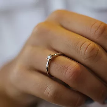 Bilde nummer 2 av Olivia diamantring i 585 hvitt gull 0,15 ct