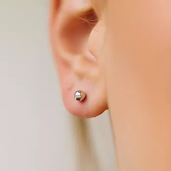 Bilde nummer 2 av Pan Jewelry, Øredobber i 585 hvitt gull kule, 4 mm