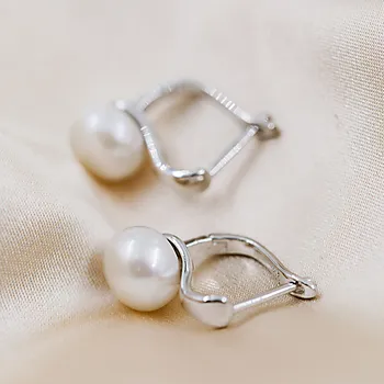 Bilde nummer 2 av Pan Jewelry, Øredobber i 925 sølv med syntetisk perle