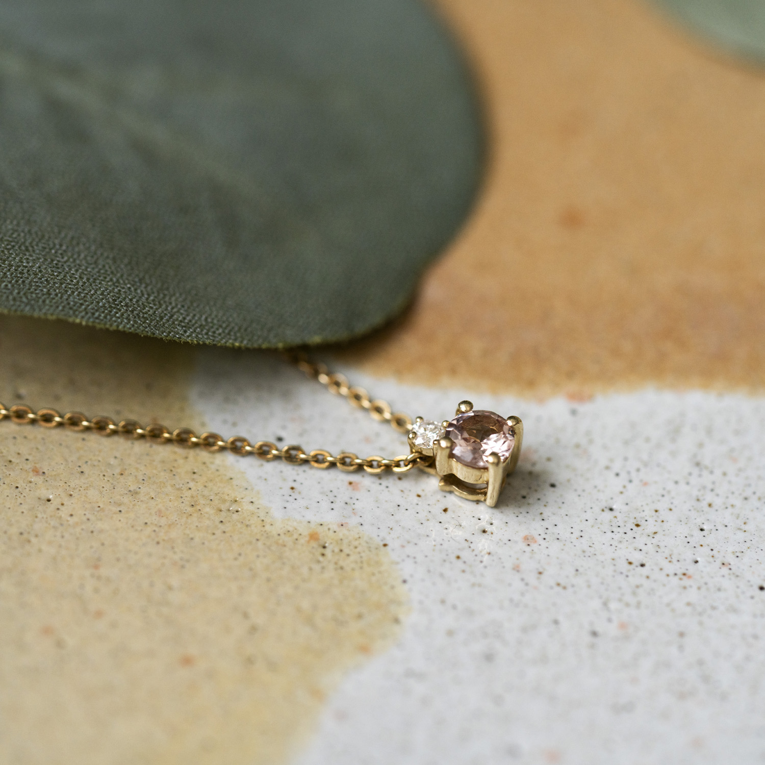 Bilde nummer 4 av Pan Jewelry, Anheng i 585 gult gull med diamant 0,04 ct og champagnefarget granatsten