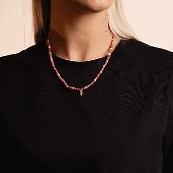 Bilde nummer 2 av Cat smykke i forgylt messing med rosa glassperler