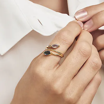 Bilde nummer 2 av Mirage ring i 925 forgylt sølv med syntetisk iolitt og labradoritt