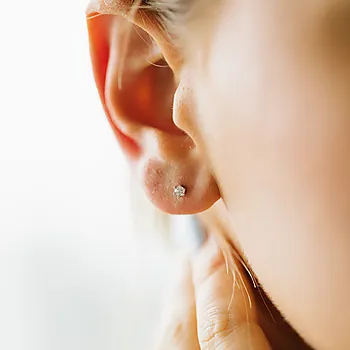 Bilde nummer 2 av Olivia øredobber i 585 hvitt gull med diamant 0,40 ct