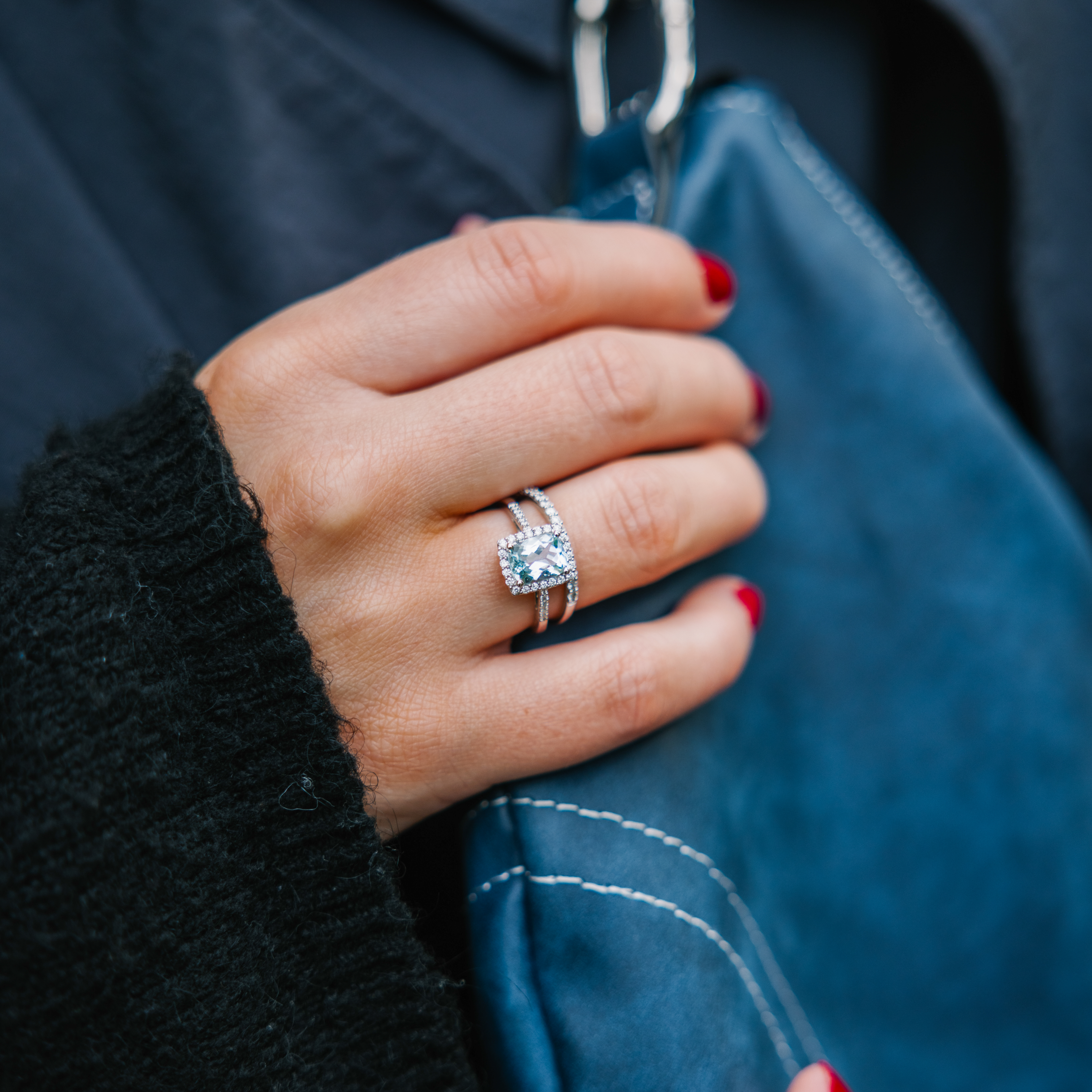 Bilde nummer 2 av Jacqueline diamantring i 375 hvitt gull med diamanter 0,20 ct og akvamarin