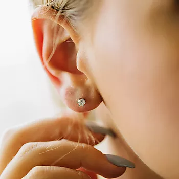 Bilde nummer 3 av Olivia øredobber i 585 hvitt gull med diamant 0,30 ct