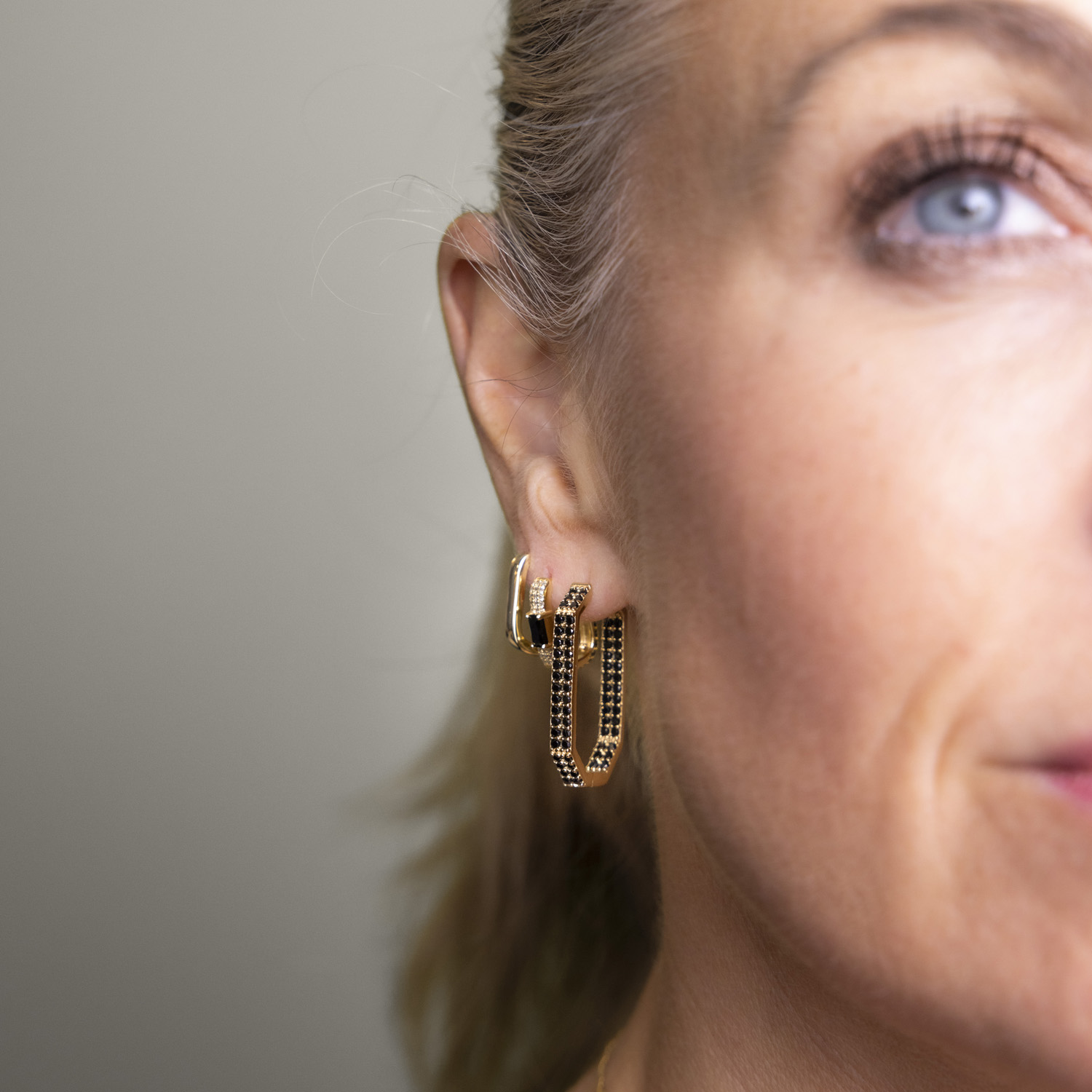 Bilde nummer 2 av Janne Formoe by Pan Jewelry, Øreringer i 925 forgylt sølv med sort zirkonia