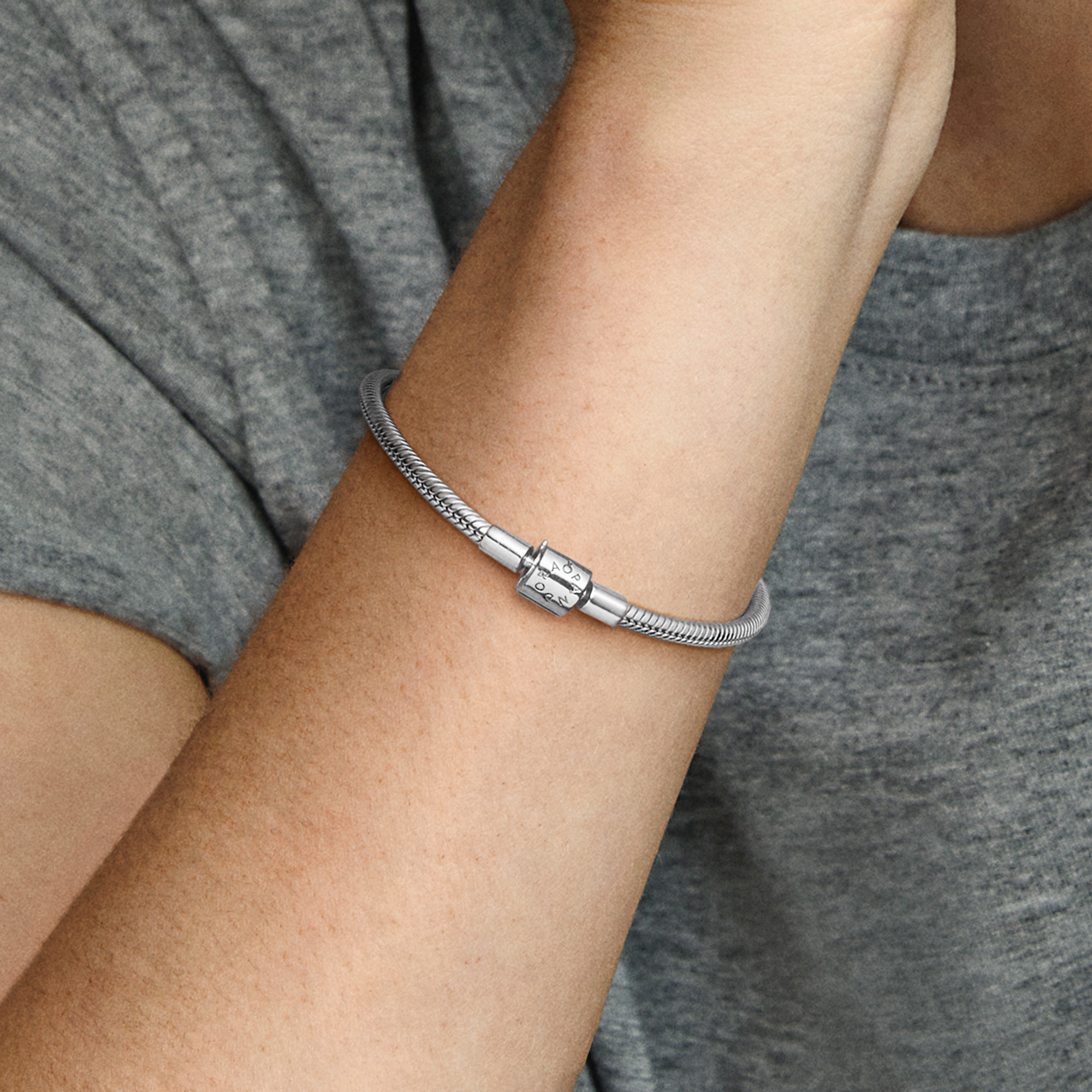 Bilde nummer 2 av Pandora Moments, Armbånd i 925 sølv med tønneformet klemme