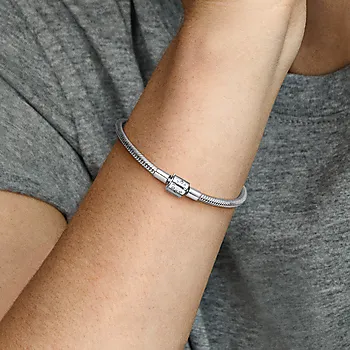 Bilde nummer 2 av Pandora Moments, Armbånd i 925 sølv med tønneformet klemme