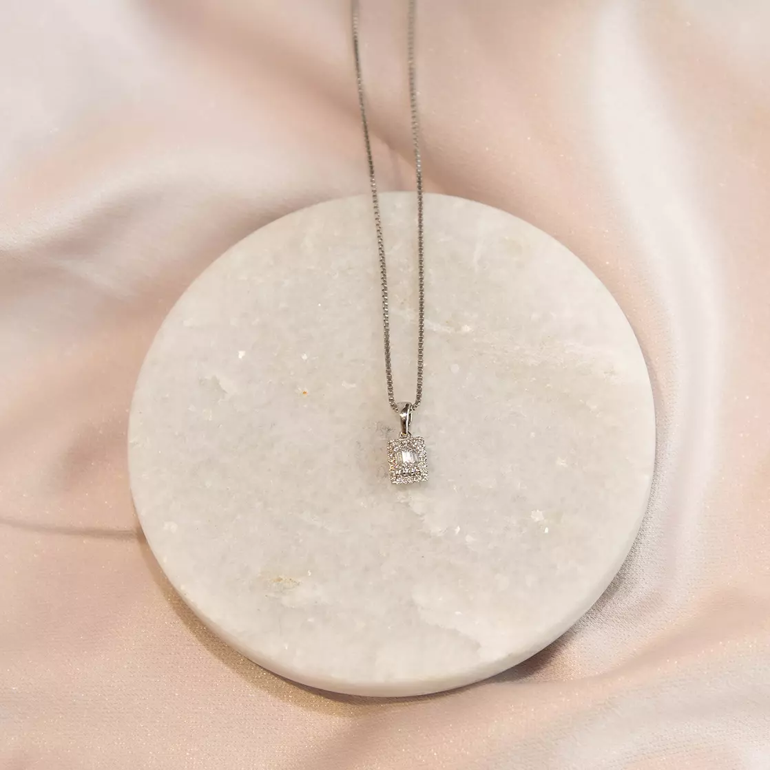 Bilde nummer 4 av Elizabeth anheng i 585 hvitt gull med diamanter 0,25 ct