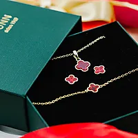 Bilde nummer 3 av Kløver øredobber i 925 forgylt sølv med rød agat