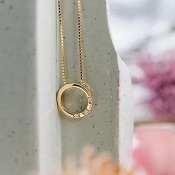 Bilde nummer 4 av Hedda smykke i 375 gult gull med diamanter 0,06 ct