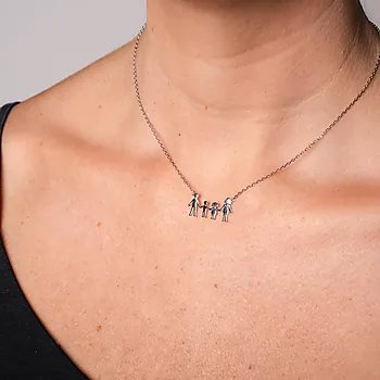 Bilde nummer 2 av Familiesmykke i 925 sølv med mor, far, datter og sønn