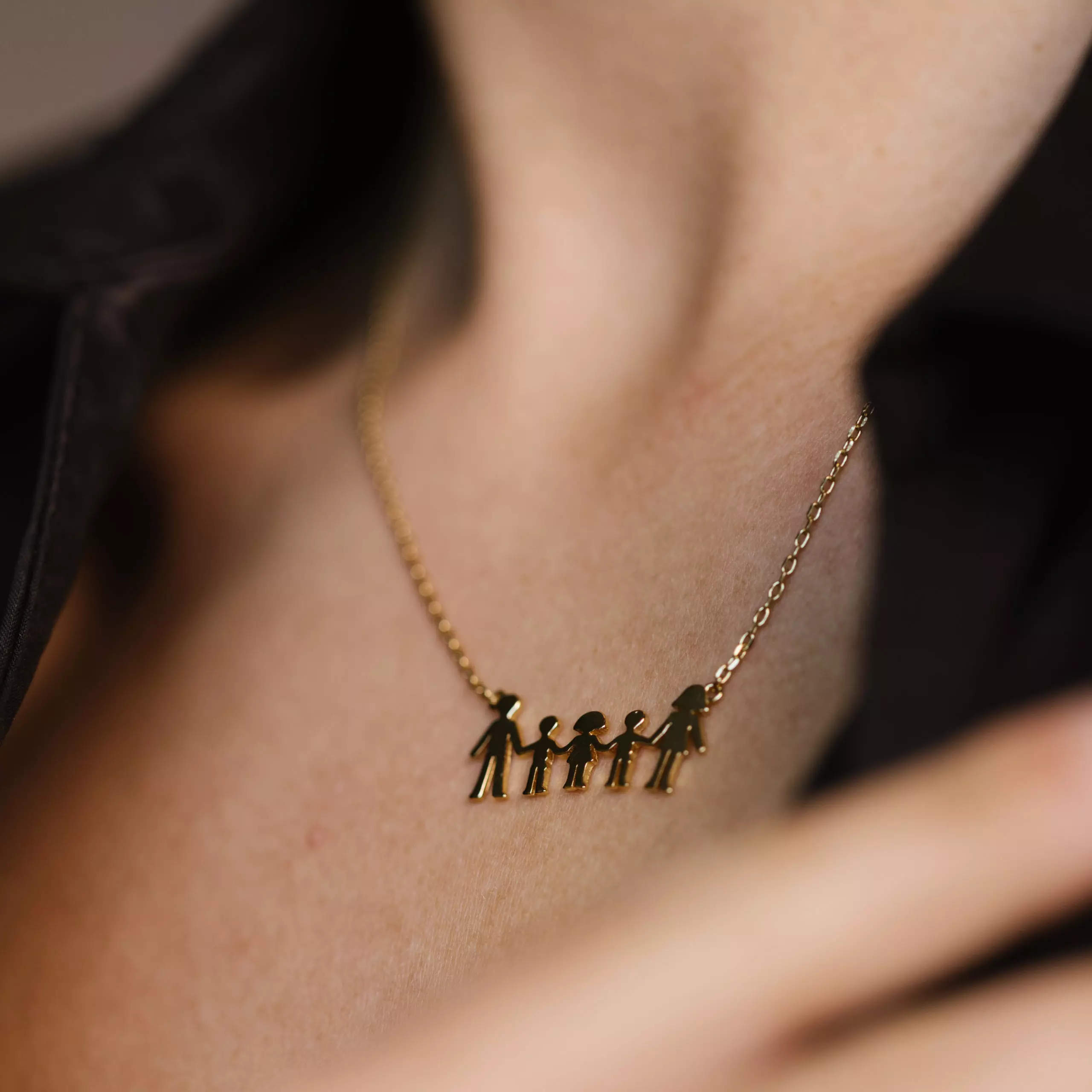 Bilde nummer 2 av Pan Jewelry, Familiesmykke med mor, far, to sønner og en datter i forgylt 925 sølv