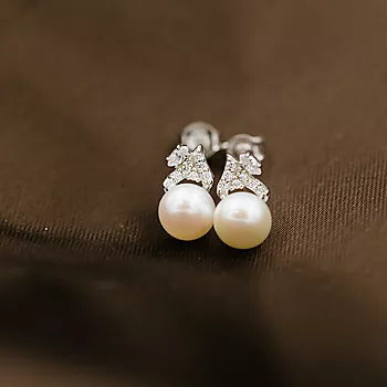 Bilde nummer 3 av Pan Jewelry, Øredobber i 585 hvitt gull med ferskvannsperler og zirkonia