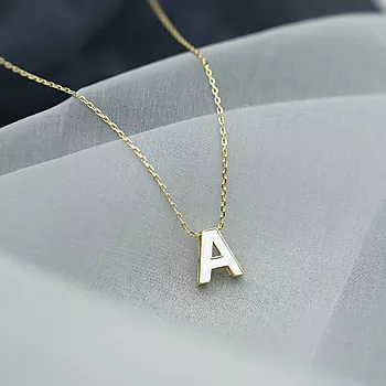 Bilde nummer 2 av Pan Jewelry, Bokstavsmykke i forgylt 925 sølv med hvit emalje