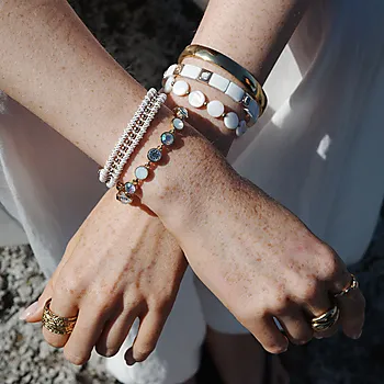 Bilde nummer 4 av Solstice armbånd i forgylt messing med opal