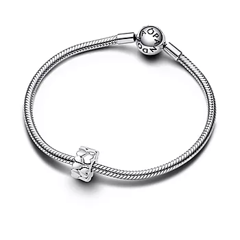 Bilde nummer 3 av Pandora Moments, Klemmecharm i 925 sølv med hjertemønster