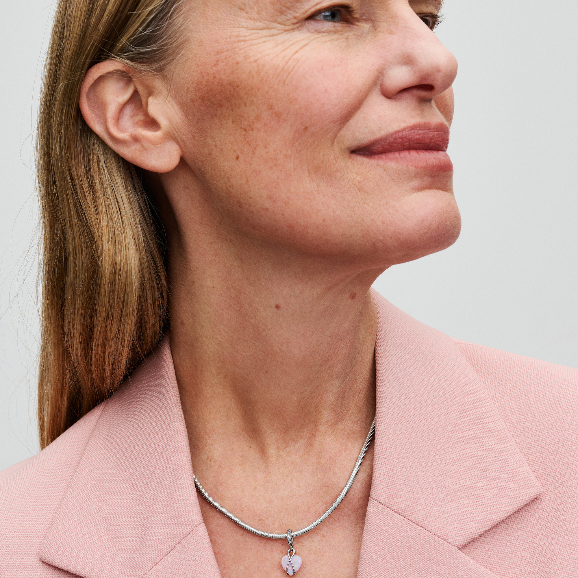 Bilde nummer 4 av Pandora Moments, Charm i 925 sølv med teksten "Mom"
