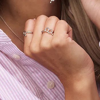 Bilde nummer 2 av Ring i 925 sølv med symbol serotonin