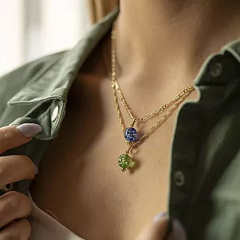 Bilde nummer 4 av Pan Jewelry, Anheng i 925 forgylt sølv med lysegrønn glasskule