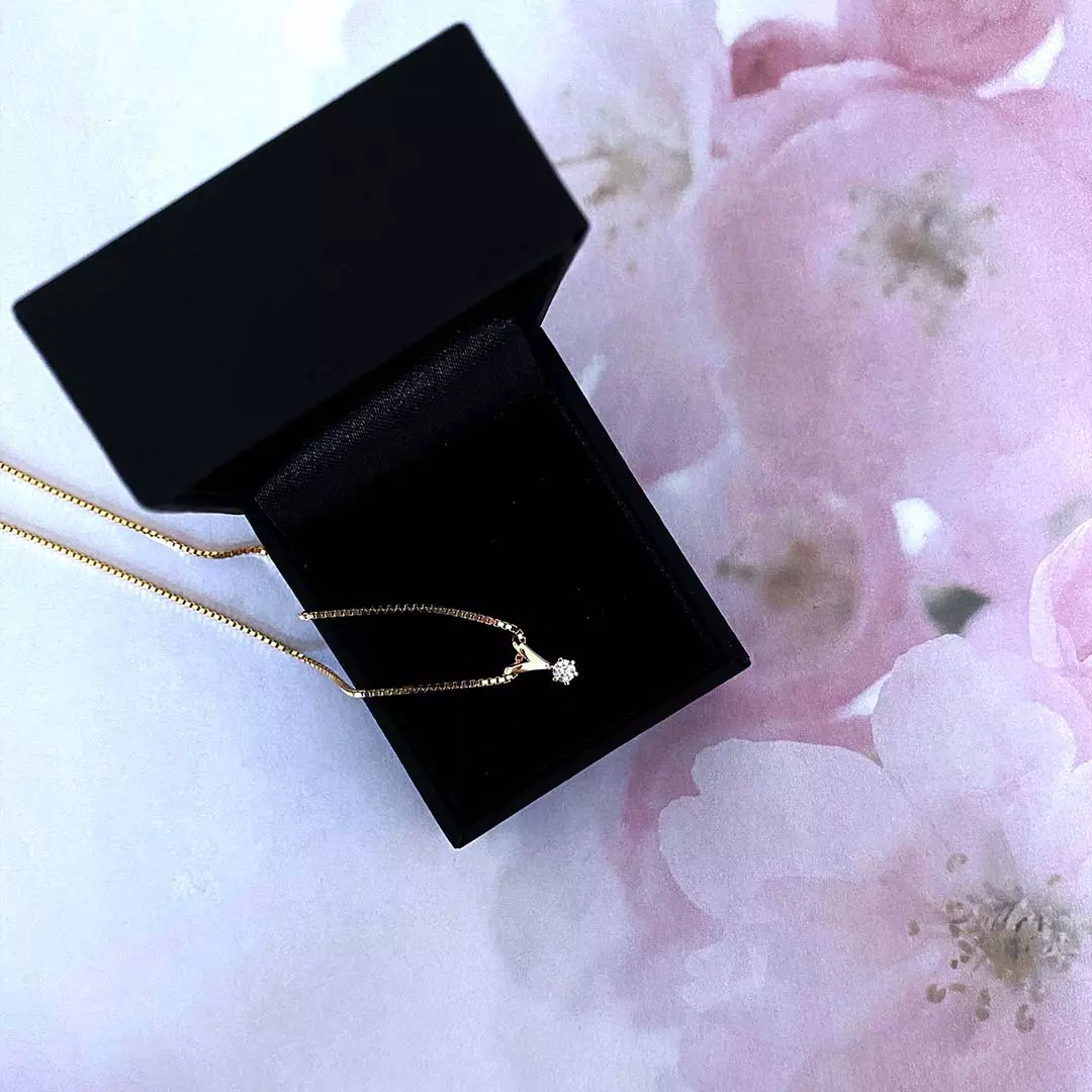 Bilde nummer 4 av Olivia anheng i 585 gult gull med diamant 0,10 ct