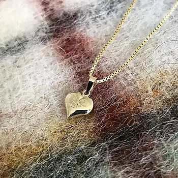 Bilde nummer 2 av Pan Jewelry, Anheng i 585 gult gull med hjerte og gravert dekor