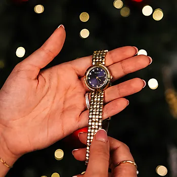 Bilde nummer 3 av Clara dameklokke i gullfarget stål med krystaller