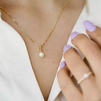 Bilde nummer 2 av Pan Jewelry, Anheng i 585 gult gull med ferskvannsperle
