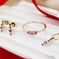 Bilde nummer 3 av Nora øredobber i 375 gult gull med turmalin