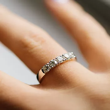 Bilde nummer 4 av Pan Jewelry, Angelica alliansering i 585 hvitt gull med diamanter 0,75 ct WSI