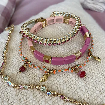 Bilde nummer 4 av Armbånd i messing med rosa emailje