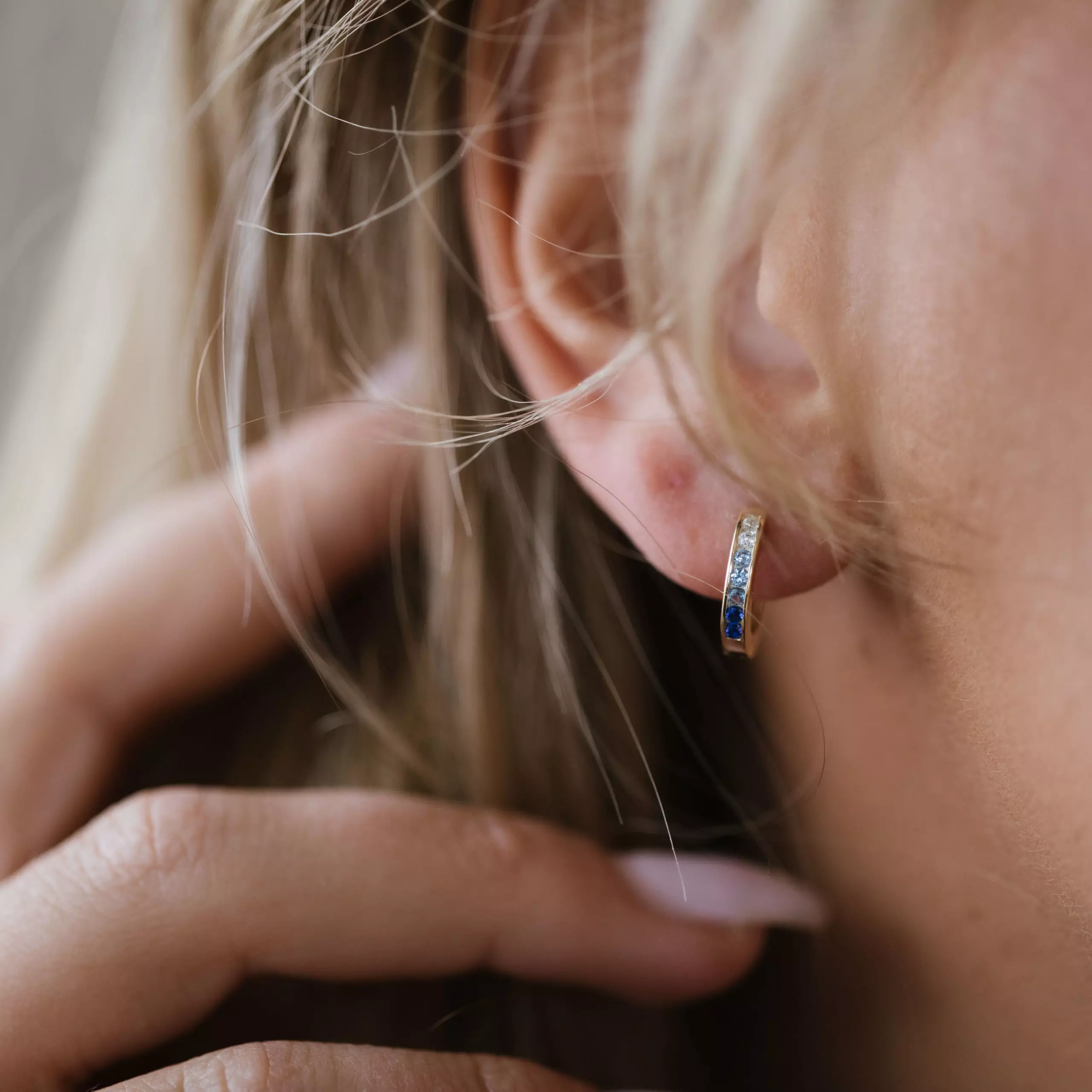 Bilde nummer 4 av Pan Jewelry, Øreringer i 925 forgylt sølv med zirkonia i blå nyanser